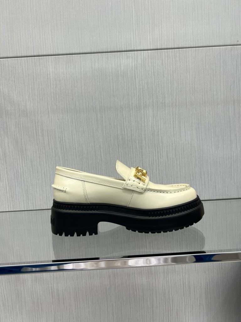 Fendi Robust Fenigraphy loafers, top original goods!<br>Exclusive original molded outsole, the bottom is not heavy and the upper foot is light and textured, very comfortable! The overall details, craftsmanship, and materials are all excellent 👍🏻The oil edge is very elegant and neat!<br>It is high-quality at a glance! Those who want high goods and quality requirements can enter! Handmade in Italy!<br>Size: 34-41