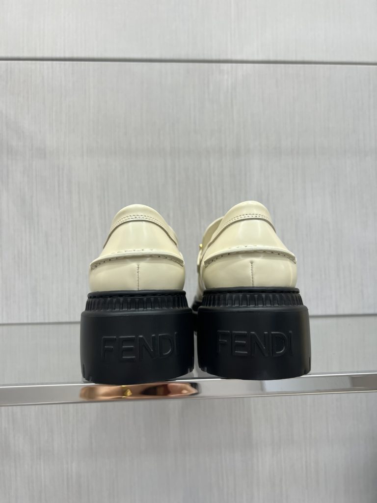 Fendi Robust Fenigraphy loafers, top original goods!<br>Exclusive original molded outsole, the bottom is not heavy and the upper foot is light and textured, very comfortable! The overall details, craftsmanship, and materials are all excellent 👍🏻The oil edge is very elegant and neat!<br>It is high-quality at a glance! Those who want high goods and quality requirements can enter! Handmade in Italy!<br>Size: 34-41