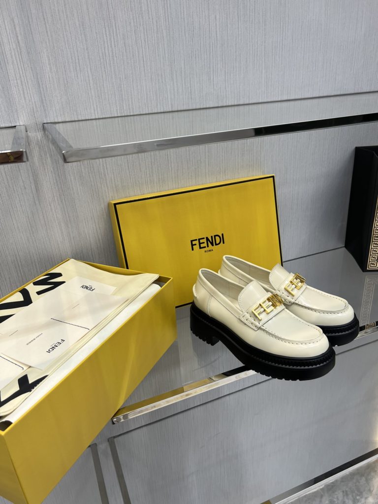 Fendi Robust Fenigraphy loafers, top original goods!<br>Exclusive original molded outsole, the bottom is not heavy and the upper foot is light and textured, very comfortable! The overall details, craftsmanship, and materials are all excellent 👍🏻The oil edge is very elegant and neat!<br>It is high-quality at a glance! Those who want high goods and quality requirements can enter! Handmade in Italy!<br>Size: 34-41