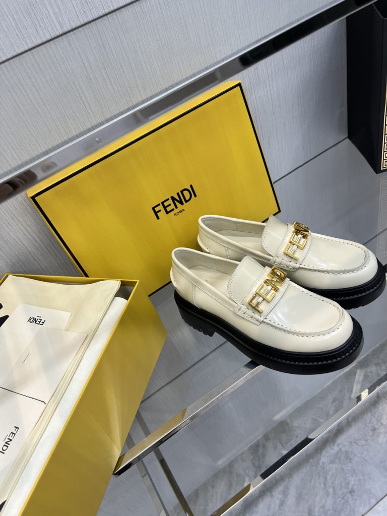 Fendi Robust Fenigraphy loafers, top original goods!<br>Exclusive original molded outsole, the bottom is not heavy and the upper foot is light and textured, very comfortable! The overall details, craftsmanship, and materials are all excellent 👍🏻The oil edge is very elegant and neat!<br>It is high-quality at a glance! Those who want high goods and quality requirements can enter! Handmade in Italy!<br>Size: 34-41