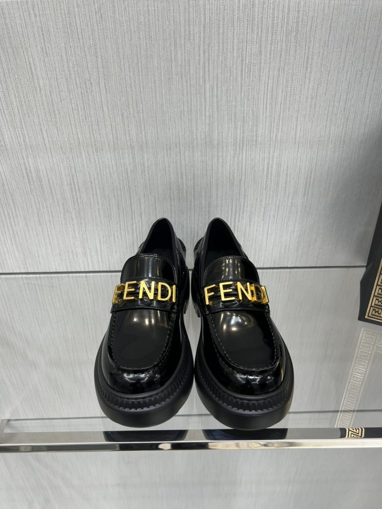 Fendi Robust Fenigraphy loafers, top original goods!<br>Exclusive original molded outsole, the bottom is not heavy and the upper foot is light and textured, very comfortable! The overall details, craftsmanship, and materials are all excellent 👍🏻The oil edge is very elegant and neat!<br>It is high-quality at a glance! Those who want high goods and quality requirements can enter! Handmade in Italy!<br>Size: 34-41