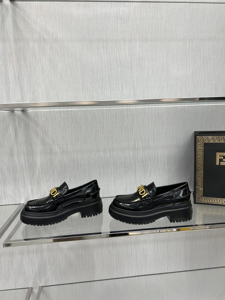 Fendi Robust Fenigraphy loafers, top original goods!<br>Exclusive original molded outsole, the bottom is not heavy and the upper foot is light and textured, very comfortable! The overall details, craftsmanship, and materials are all excellent 👍🏻The oil edge is very elegant and neat!<br>It is high-quality at a glance! Those who want high goods and quality requirements can enter! Handmade in Italy!<br>Size: 34-41