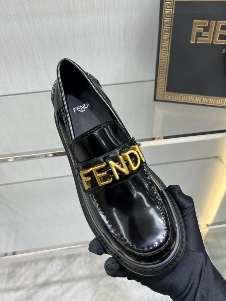 Fendi Robust Fenigraphy loafers, top original goods!<br>Exclusive original molded outsole, the bottom is not heavy and the upper foot is light and textured, very comfortable! The overall details, craftsmanship, and materials are all excellent 👍🏻The oil edge is very elegant and neat!<br>It is high-quality at a glance! Those who want high goods and quality requirements can enter! Handmade in Italy!<br>Size: 34-41