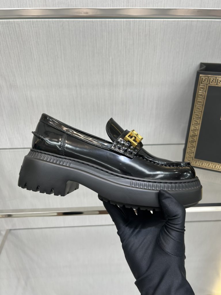 Fendi Robust Fenigraphy loafers, top original goods!<br>Exclusive original molded outsole, the bottom is not heavy and the upper foot is light and textured, very comfortable! The overall details, craftsmanship, and materials are all excellent 👍🏻The oil edge is very elegant and neat!<br>It is high-quality at a glance! Those who want high goods and quality requirements can enter! Handmade in Italy!<br>Size: 34-41