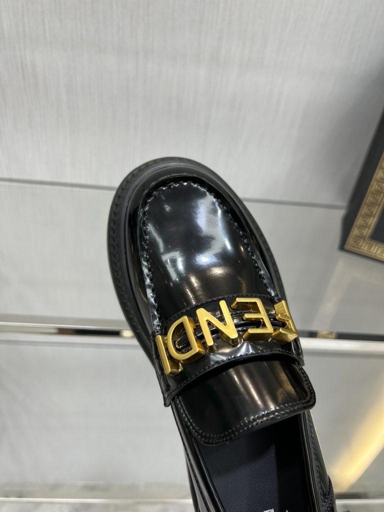 Fendi Robust Fenigraphy loafers, top original goods!<br>Exclusive original molded outsole, the bottom is not heavy and the upper foot is light and textured, very comfortable! The overall details, craftsmanship, and materials are all excellent 👍🏻The oil edge is very elegant and neat!<br>It is high-quality at a glance! Those who want high goods and quality requirements can enter! Handmade in Italy!<br>Size: 34-41