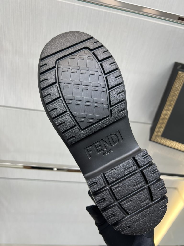 Fendi Robust Fenigraphy loafers, top original goods!<br>Exclusive original molded outsole, the bottom is not heavy and the upper foot is light and textured, very comfortable! The overall details, craftsmanship, and materials are all excellent 👍🏻The oil edge is very elegant and neat!<br>It is high-quality at a glance! Those who want high goods and quality requirements can enter! Handmade in Italy!<br>Size: 34-41