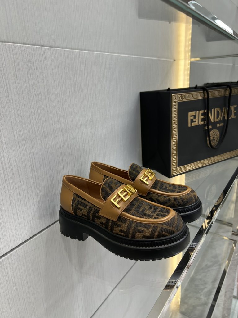 Fendi Robust Fenigraphy loafers, top original goods!<br>Exclusive original molded outsole, the bottom is not heavy and the upper foot is light and textured, very comfortable! The overall details, craftsmanship, and materials are all excellent 👍🏻The oil edge is very elegant and neat!<br>It is high-quality at a glance! Those who want high goods and quality requirements can enter! Handmade in Italy!<br>Size: 34-41