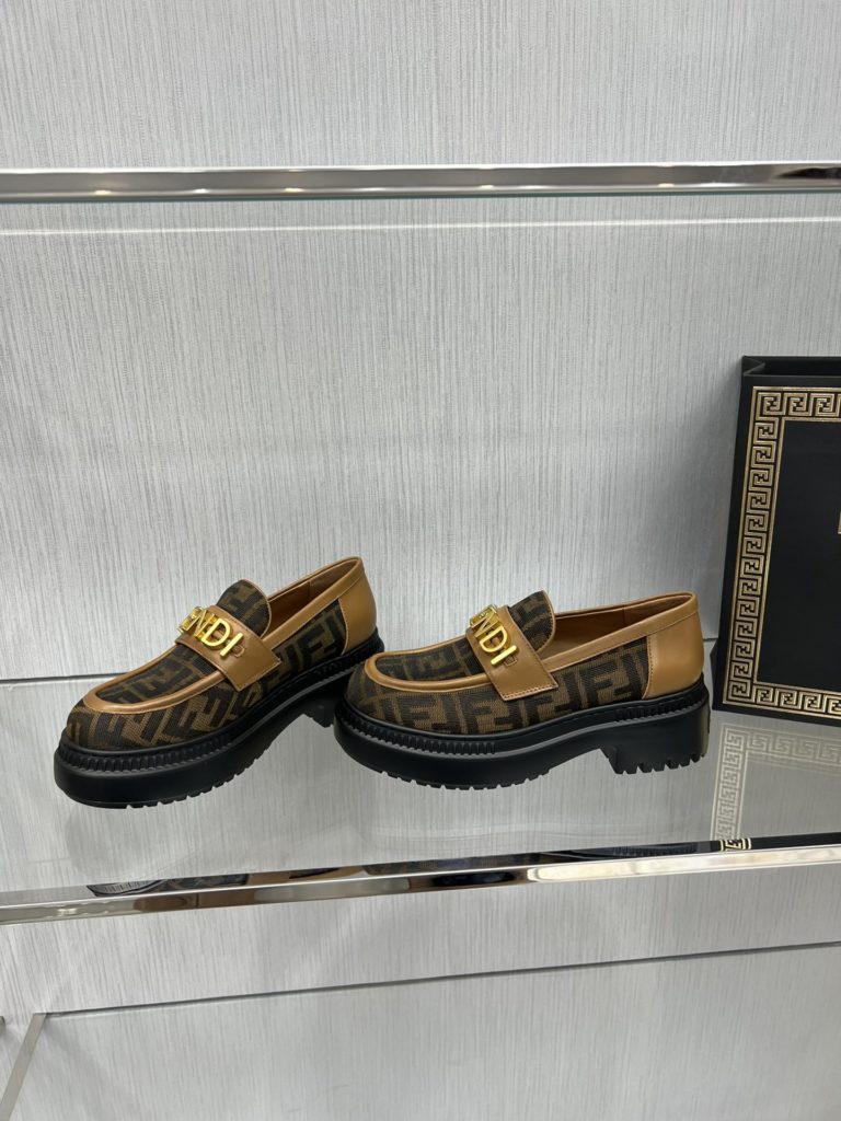 Fendi Robust Fenigraphy loafers, top original goods!<br>Exclusive original molded outsole, the bottom is not heavy and the upper foot is light and textured, very comfortable! The overall details, craftsmanship, and materials are all excellent 👍🏻The oil edge is very elegant and neat!<br>It is high-quality at a glance! Those who want high goods and quality requirements can enter! Handmade in Italy!<br>Size: 34-41