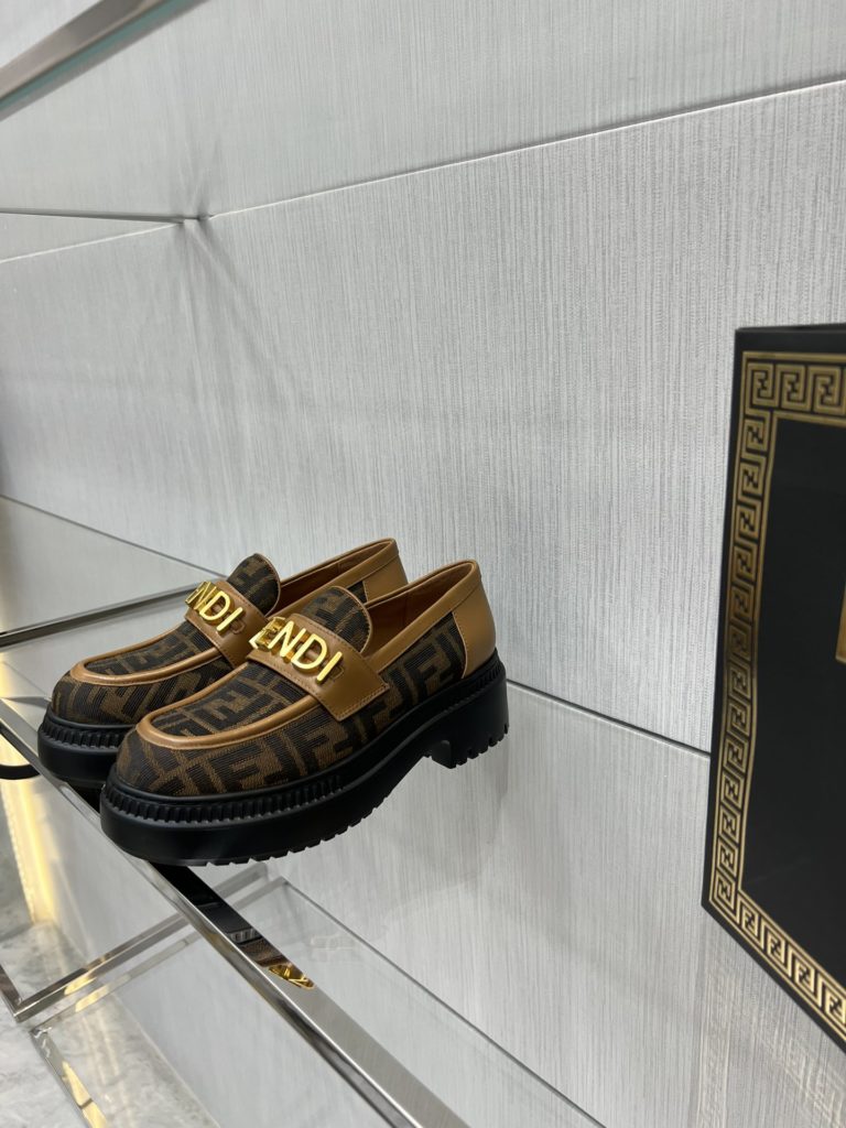 Fendi Robust Fenigraphy loafers, top original goods!<br>Exclusive original molded outsole, the bottom is not heavy and the upper foot is light and textured, very comfortable! The overall details, craftsmanship, and materials are all excellent 👍🏻The oil edge is very elegant and neat!<br>It is high-quality at a glance! Those who want high goods and quality requirements can enter! Handmade in Italy!<br>Size: 34-41