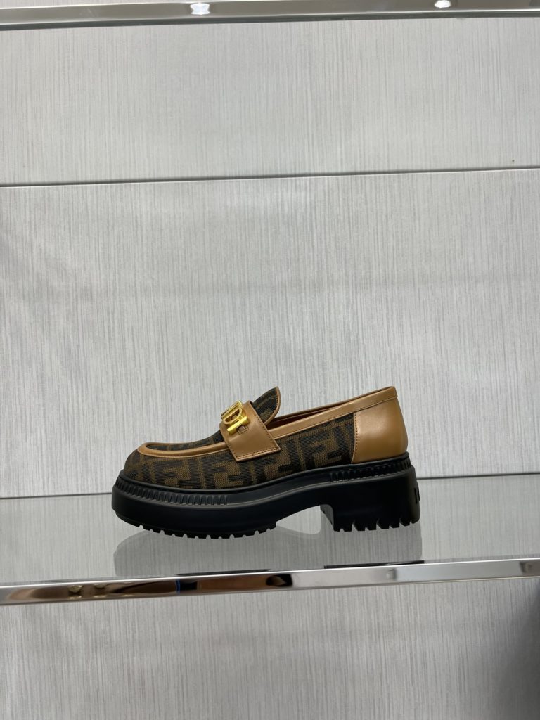 Fendi Robust Fenigraphy loafers, top original goods!<br>Exclusive original molded outsole, the bottom is not heavy and the upper foot is light and textured, very comfortable! The overall details, craftsmanship, and materials are all excellent 👍🏻The oil edge is very elegant and neat!<br>It is high-quality at a glance! Those who want high goods and quality requirements can enter! Handmade in Italy!<br>Size: 34-41