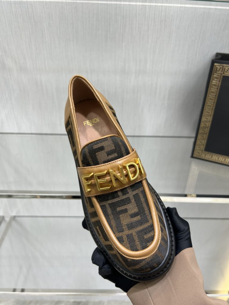 Fendi Robust Fenigraphy loafers, top original goods!<br>Exclusive original molded outsole, the bottom is not heavy and the upper foot is light and textured, very comfortable! The overall details, craftsmanship, and materials are all excellent 👍🏻The oil edge is very elegant and neat!<br>It is high-quality at a glance! Those who want high goods and quality requirements can enter! Handmade in Italy!<br>Size: 34-41