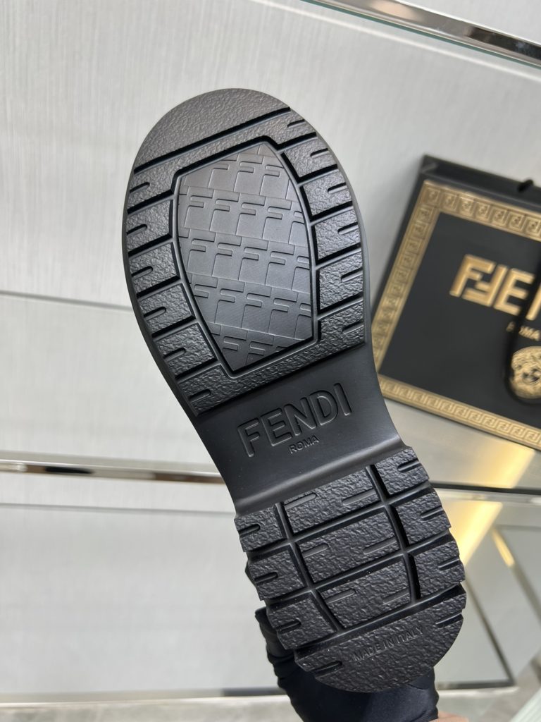 Fendi Robust Fenigraphy loafers, top original goods!<br>Exclusive original molded outsole, the bottom is not heavy and the upper foot is light and textured, very comfortable! The overall details, craftsmanship, and materials are all excellent 👍🏻The oil edge is very elegant and neat!<br>It is high-quality at a glance! Those who want high goods and quality requirements can enter! Handmade in Italy!<br>Size: 34-41