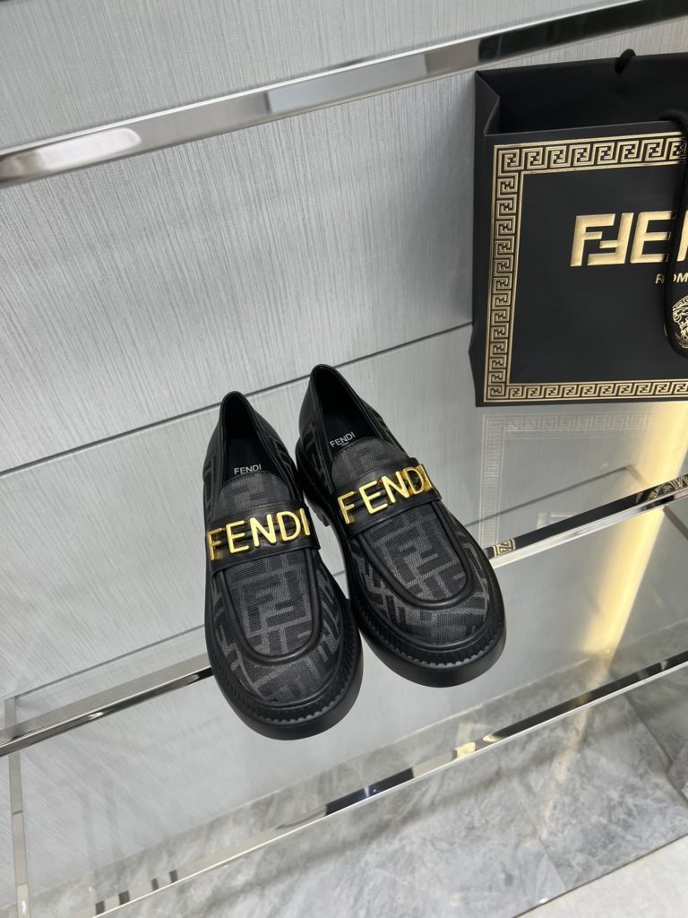 Fendi Robust Fenigraphy loafers, top original goods!<br>Exclusive original molded outsole, the bottom is not heavy and the upper foot is light and textured, very comfortable! The overall details, craftsmanship, and materials are all excellent 👍🏻The oil edge is very elegant and neat!<br>It is high-quality at a glance! Those who want high goods and quality requirements can enter! Handmade in Italy!<br>Size: 34-41