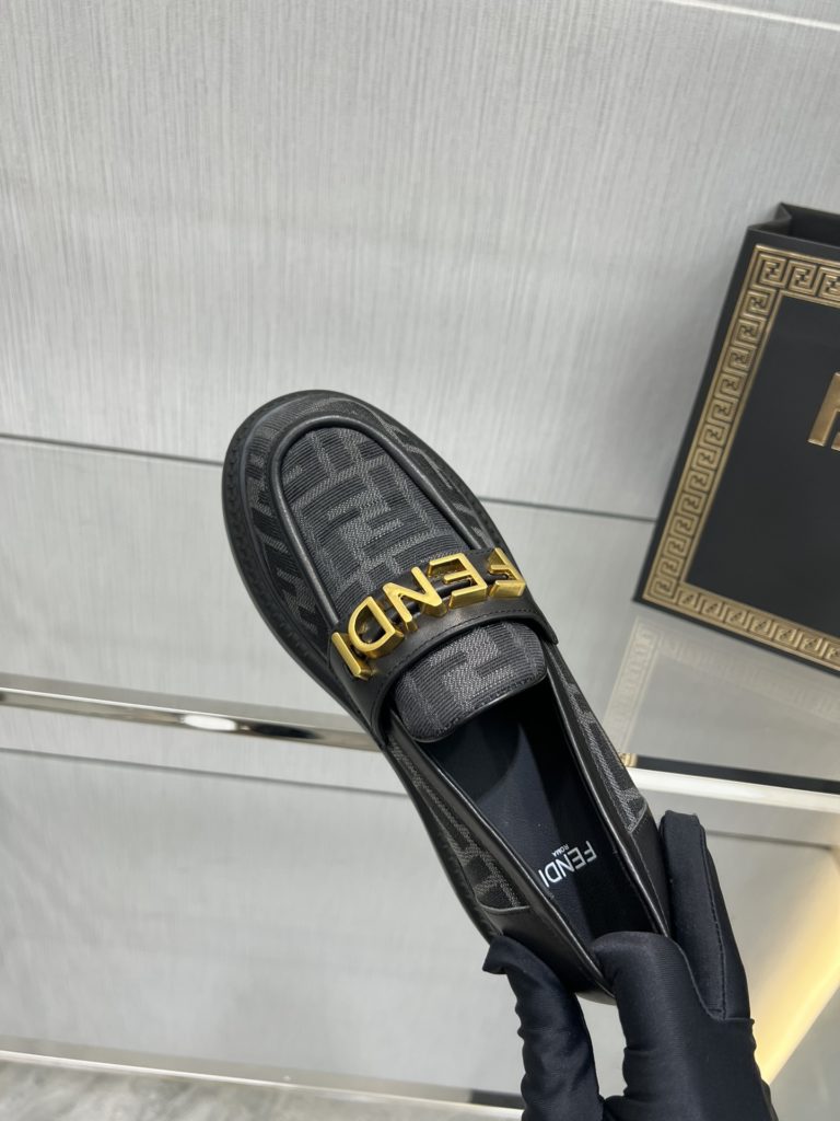 Fendi Robust Fenigraphy loafers, top original goods!<br>Exclusive original molded outsole, the bottom is not heavy and the upper foot is light and textured, very comfortable! The overall details, craftsmanship, and materials are all excellent 👍🏻The oil edge is very elegant and neat!<br>It is high-quality at a glance! Those who want high goods and quality requirements can enter! Handmade in Italy!<br>Size: 34-41