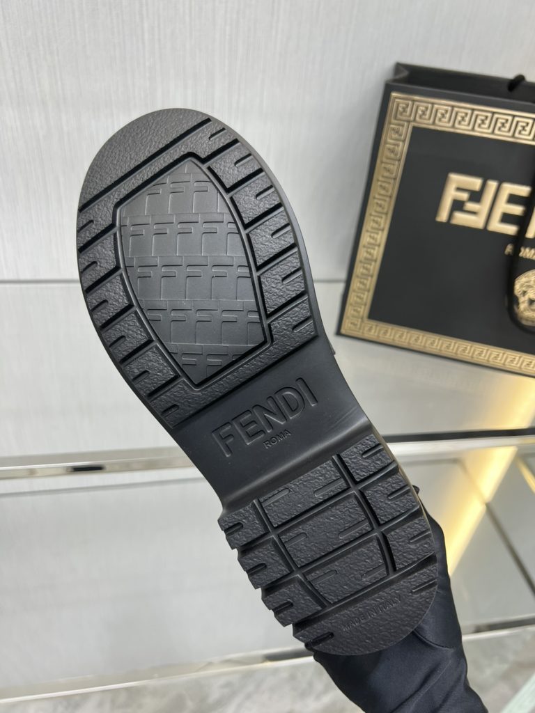 Fendi Robust Fenigraphy loafers, top original goods!<br>Exclusive original molded outsole, the bottom is not heavy and the upper foot is light and textured, very comfortable! The overall details, craftsmanship, and materials are all excellent 👍🏻The oil edge is very elegant and neat!<br>It is high-quality at a glance! Those who want high goods and quality requirements can enter! Handmade in Italy!<br>Size: 34-41