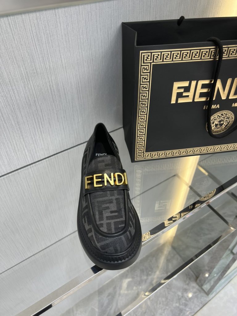 Fendi Robust Fenigraphy loafers, top original goods!<br>Exclusive original molded outsole, the bottom is not heavy and the upper foot is light and textured, very comfortable! The overall details, craftsmanship, and materials are all excellent 👍🏻The oil edge is very elegant and neat!<br>It is high-quality at a glance! Those who want high goods and quality requirements can enter! Handmade in Italy!<br>Size: 34-41