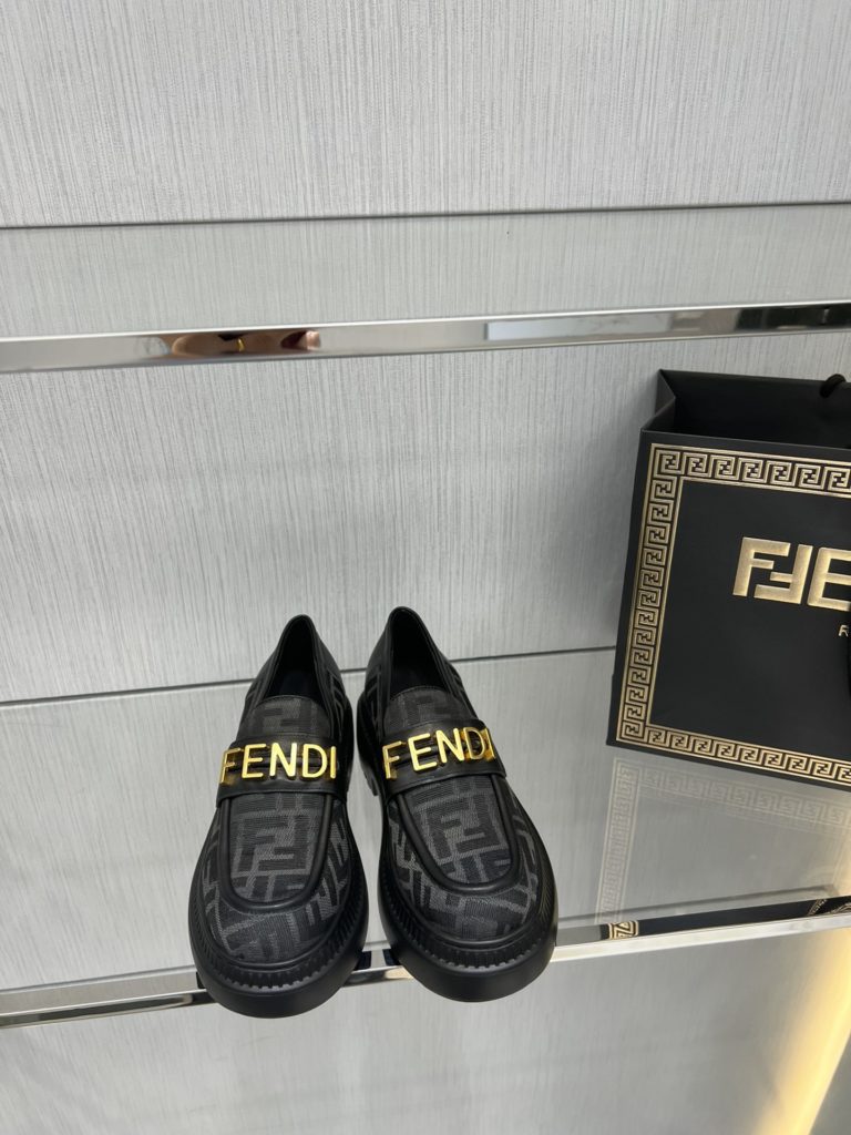 Fendi Robust Fenigraphy loafers, top original goods!<br>Exclusive original molded outsole, the bottom is not heavy and the upper foot is light and textured, very comfortable! The overall details, craftsmanship, and materials are all excellent 👍🏻The oil edge is very elegant and neat!<br>It is high-quality at a glance! Those who want high goods and quality requirements can enter! Handmade in Italy!<br>Size: 34-41