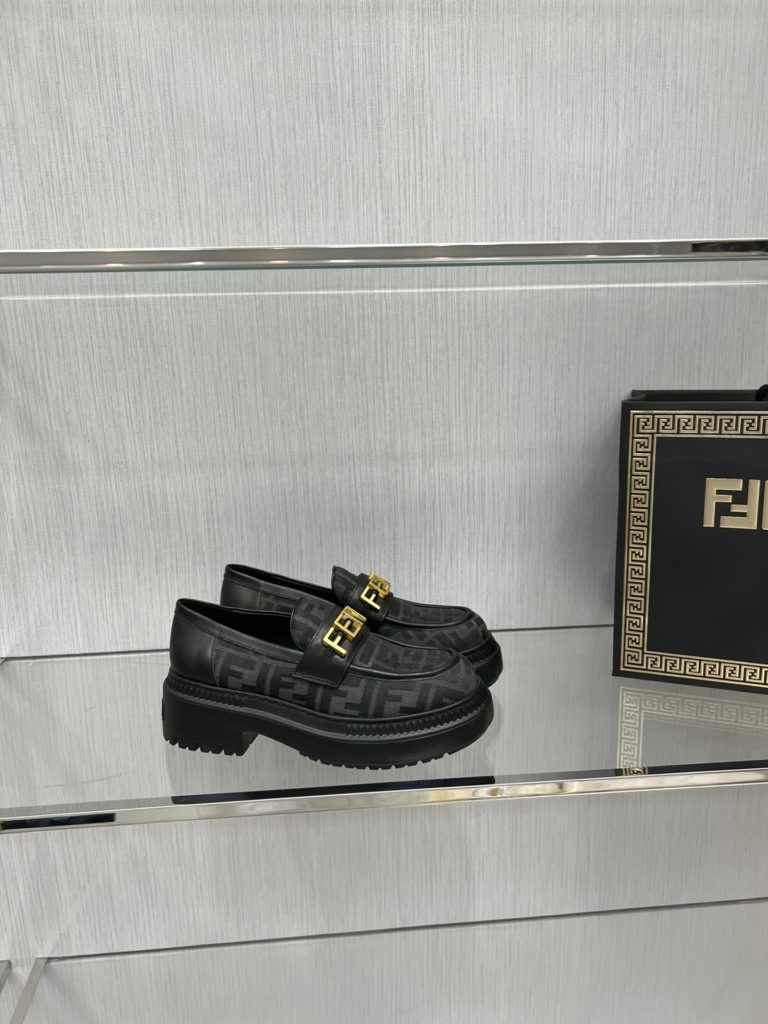 Fendi Robust Fenigraphy loafers, top original goods!<br>Exclusive original molded outsole, the bottom is not heavy and the upper foot is light and textured, very comfortable! The overall details, craftsmanship, and materials are all excellent 👍🏻The oil edge is very elegant and neat!<br>It is high-quality at a glance! Those who want high goods and quality requirements can enter! Handmade in Italy!<br>Size: 34-41