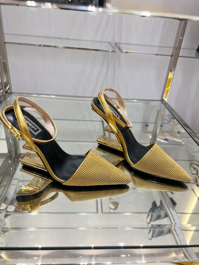 Fendi's top original goods, now on sale!<br>Fen*i First slingback shoes, the upper is made of imported original cowhide, the original imported water-dyed sheepskin lining and feet, gold metal diagonal F-shaped three-dimensional heel, the original cowhide leather outsole, Italian handmade craftsmanship!<br>Yardage: 34-41