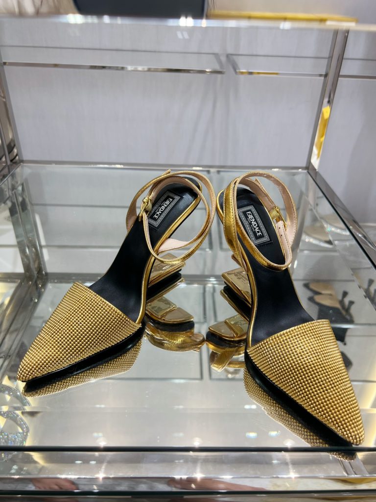 Fendi's top original goods, now on sale!<br>Fen*i First slingback shoes, the upper is made of imported original cowhide, the original imported water-dyed sheepskin lining and feet, gold metal diagonal F-shaped three-dimensional heel, the original cowhide leather outsole, Italian handmade craftsmanship!<br>Yardage: 34-41