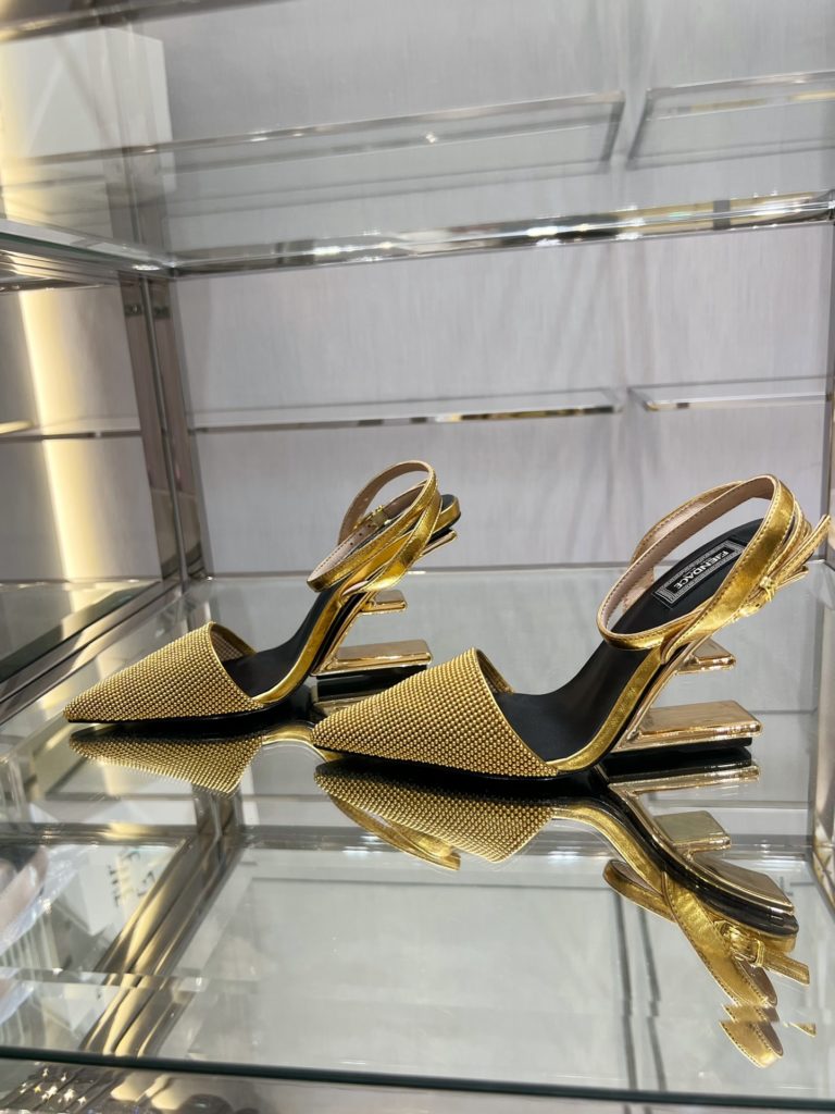 Fendi's top original goods, now on sale!<br>Fen*i First slingback shoes, the upper is made of imported original cowhide, the original imported water-dyed sheepskin lining and feet, gold metal diagonal F-shaped three-dimensional heel, the original cowhide leather outsole, Italian handmade craftsmanship!<br>Yardage: 34-41