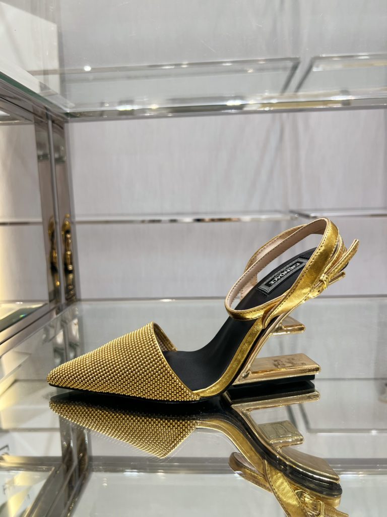 Fendi's top original goods, now on sale!<br>Fen*i First slingback shoes, the upper is made of imported original cowhide, the original imported water-dyed sheepskin lining and feet, gold metal diagonal F-shaped three-dimensional heel, the original cowhide leather outsole, Italian handmade craftsmanship!<br>Yardage: 34-41