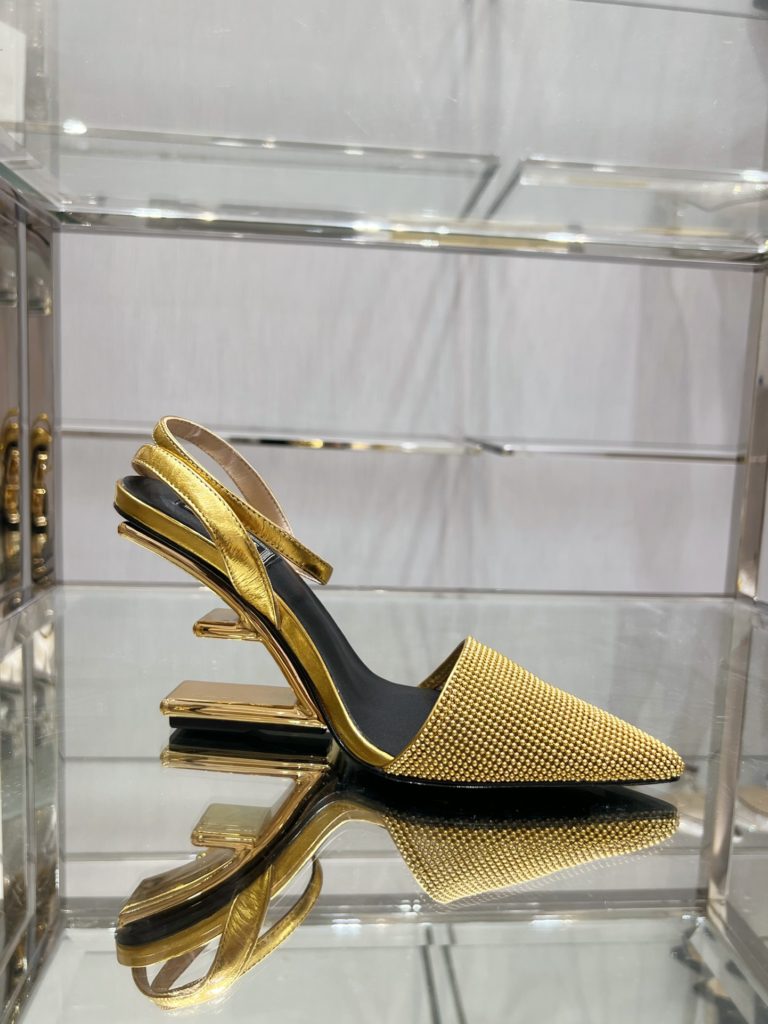 Fendi's top original goods, now on sale!<br>Fen*i First slingback shoes, the upper is made of imported original cowhide, the original imported water-dyed sheepskin lining and feet, gold metal diagonal F-shaped three-dimensional heel, the original cowhide leather outsole, Italian handmade craftsmanship!<br>Yardage: 34-41