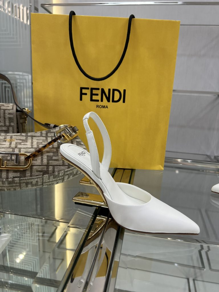 Fendi's top original goods, now on sale!<br>Fen*i First slingback shoes, the upper is made of imported original cowhide, the original imported water-dyed sheepskin lining and feet, gold metal diagonal F-shaped three-dimensional heel, the original cowhide leather outsole, Italian handmade craftsmanship!<br>Yardage: 34-41