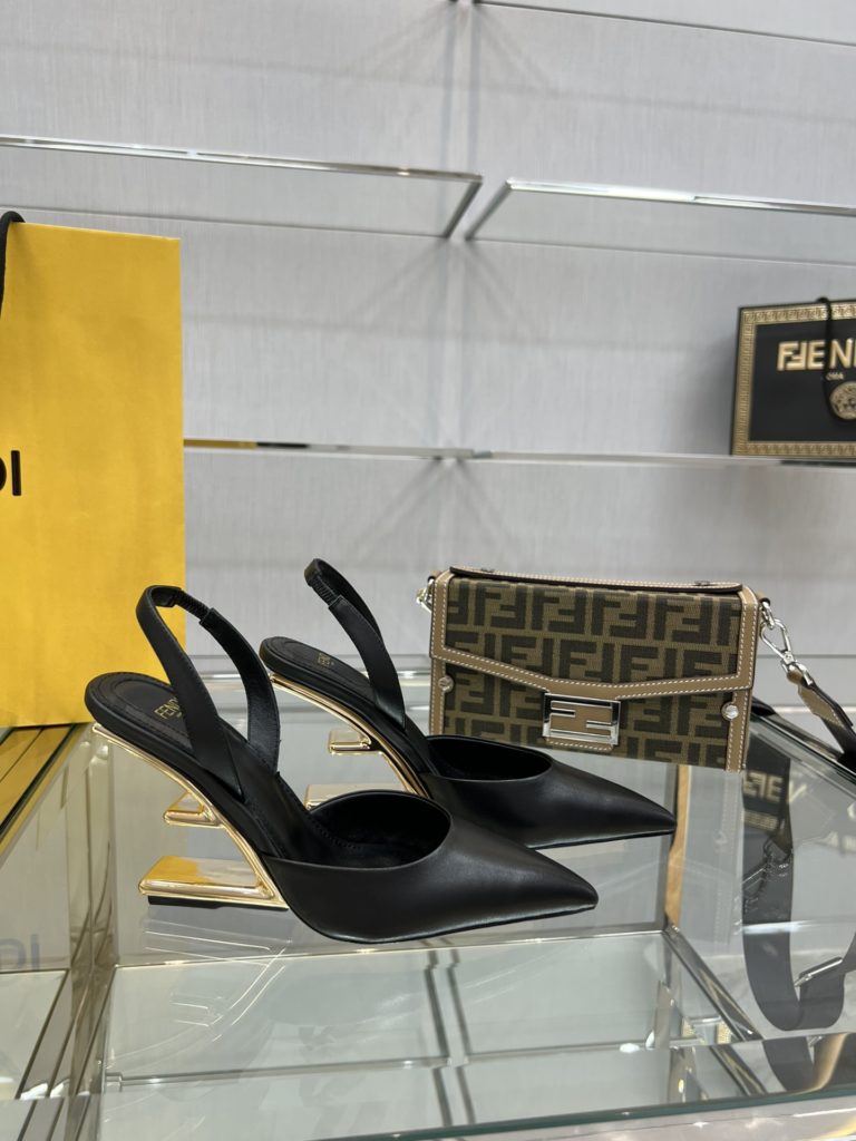 Fendi's top original goods, now on sale!<br>Fen*i First slingback shoes, the upper is made of imported original cowhide, the original imported water-dyed sheepskin lining and feet, gold metal diagonal F-shaped three-dimensional heel, the original cowhide leather outsole, Italian handmade craftsmanship!<br>Yardage: 34-41