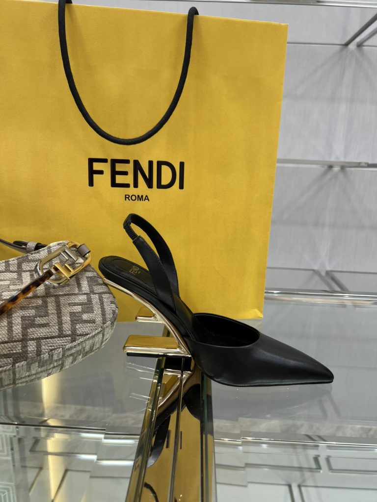 Fendi's top original goods, now on sale!<br>Fen*i First slingback shoes, the upper is made of imported original cowhide, the original imported water-dyed sheepskin lining and feet, gold metal diagonal F-shaped three-dimensional heel, the original cowhide leather outsole, Italian handmade craftsmanship!<br>Yardage: 34-41