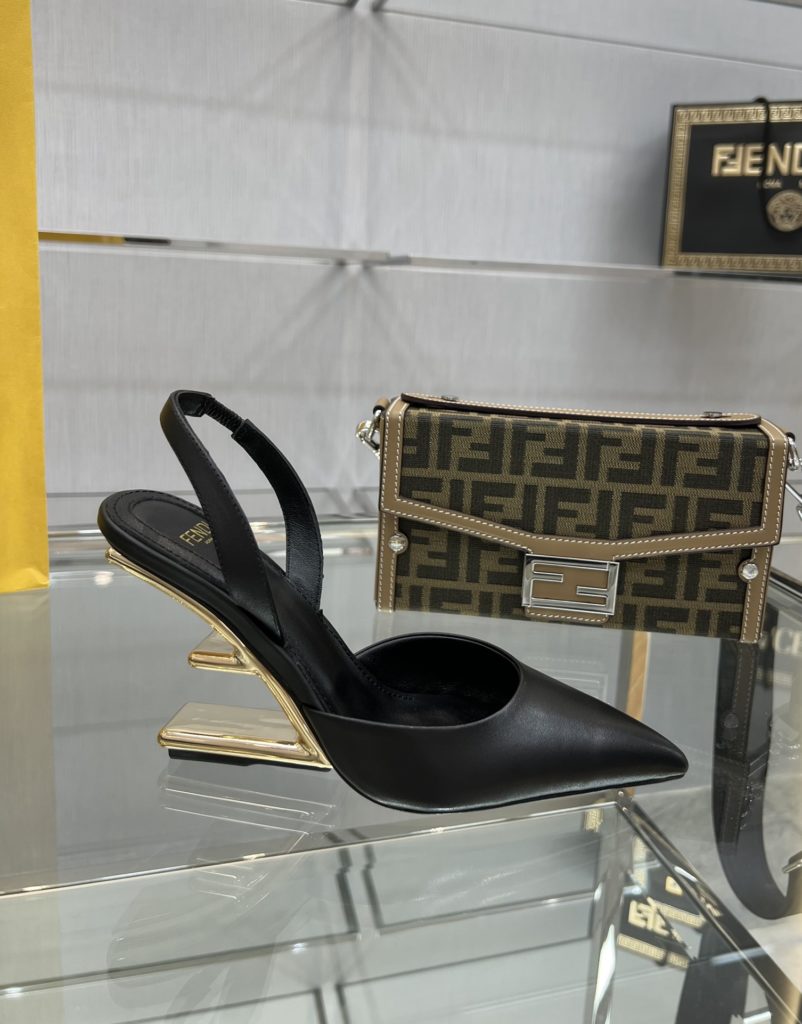 Fendi's top original goods, now on sale!<br>Fen*i First slingback shoes, the upper is made of imported original cowhide, the original imported water-dyed sheepskin lining and feet, gold metal diagonal F-shaped three-dimensional heel, the original cowhide leather outsole, Italian handmade craftsmanship!<br>Yardage: 34-41