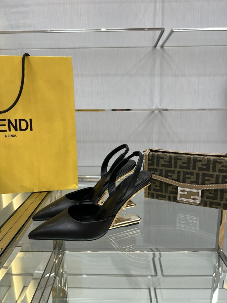 Fendi's top original goods, now on sale!<br>Fen*i First slingback shoes, the upper is made of imported original cowhide, the original imported water-dyed sheepskin lining and feet, gold metal diagonal F-shaped three-dimensional heel, the original cowhide leather outsole, Italian handmade craftsmanship!<br>Yardage: 34-41