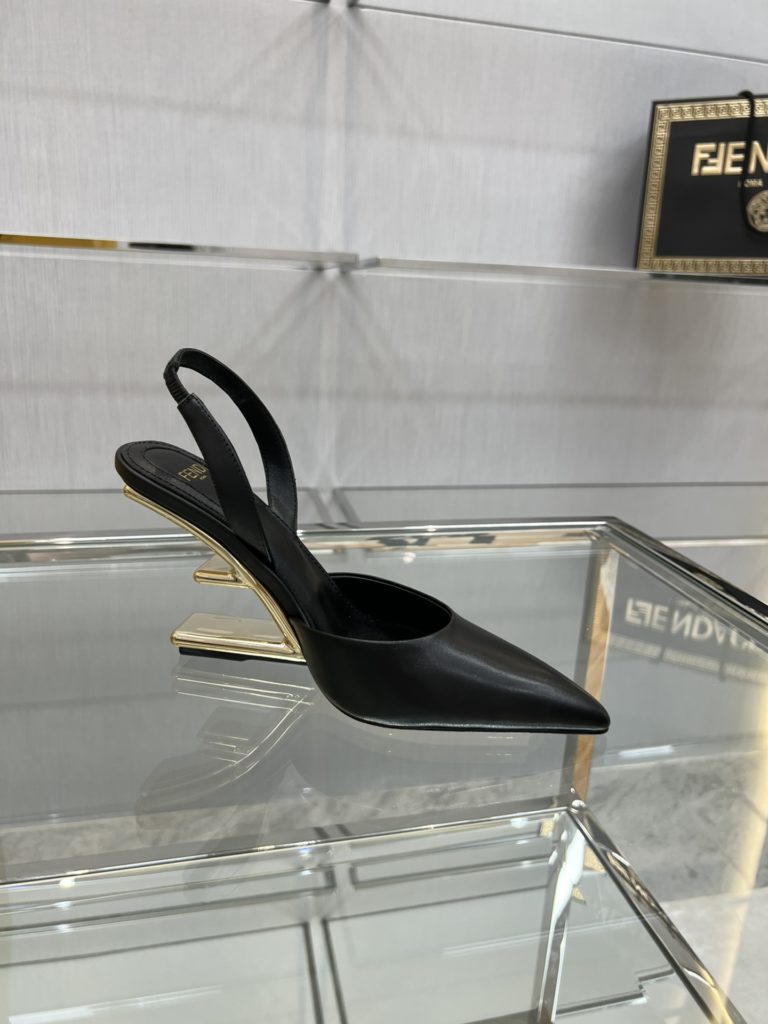 Fendi's top original goods, now on sale!<br>Fen*i First slingback shoes, the upper is made of imported original cowhide, the original imported water-dyed sheepskin lining and feet, gold metal diagonal F-shaped three-dimensional heel, the original cowhide leather outsole, Italian handmade craftsmanship!<br>Yardage: 34-41