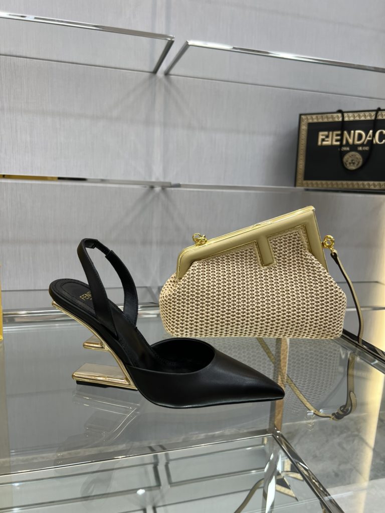 Fendi's top original goods, now on sale!<br>Fen*i First slingback shoes, the upper is made of imported original cowhide, the original imported water-dyed sheepskin lining and feet, gold metal diagonal F-shaped three-dimensional heel, the original cowhide leather outsole, Italian handmade craftsmanship!<br>Yardage: 34-41