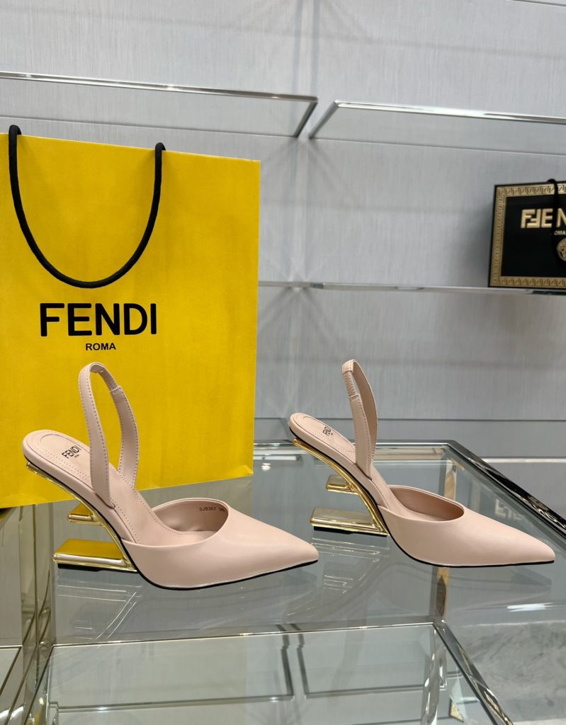 Fendi's top original goods, now on sale!<br>Fen*i First slingback shoes, the upper is made of imported original cowhide, the original imported water-dyed sheepskin lining and feet, gold metal diagonal F-shaped three-dimensional heel, the original cowhide leather outsole, Italian handmade craftsmanship!<br>Yardage: 34-41