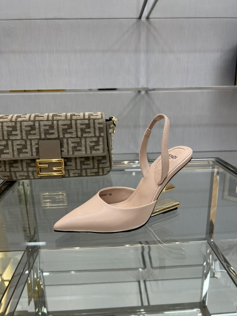 Fendi's top original goods, now on sale!<br>Fen*i First slingback shoes, the upper is made of imported original cowhide, the original imported water-dyed sheepskin lining and feet, gold metal diagonal F-shaped three-dimensional heel, the original cowhide leather outsole, Italian handmade craftsmanship!<br>Yardage: 34-41