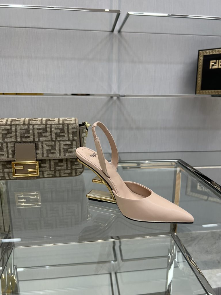 Fendi's top original goods, now on sale!<br>Fen*i First slingback shoes, the upper is made of imported original cowhide, the original imported water-dyed sheepskin lining and feet, gold metal diagonal F-shaped three-dimensional heel, the original cowhide leather outsole, Italian handmade craftsmanship!<br>Yardage: 34-41