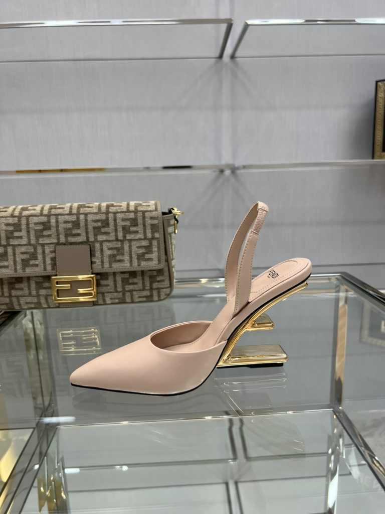 Fendi's top original goods, now on sale!<br>Fen*i First slingback shoes, the upper is made of imported original cowhide, the original imported water-dyed sheepskin lining and feet, gold metal diagonal F-shaped three-dimensional heel, the original cowhide leather outsole, Italian handmade craftsmanship!<br>Yardage: 34-41