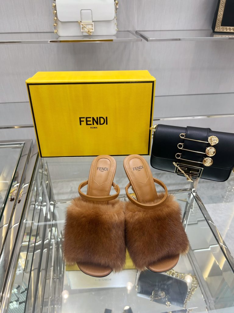 Fendi exclusive source, top original goods!<br>Special G authentic full set of packaging. Made in Italy!<br>Size:34-41, mink, wool, cowhide.