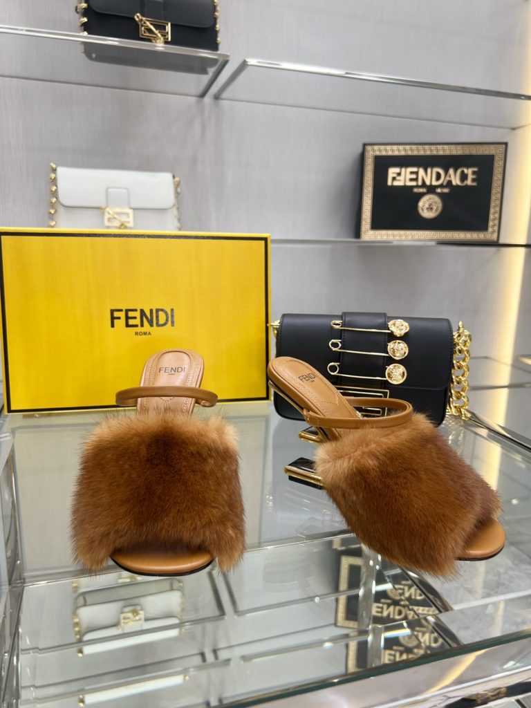 Fendi exclusive source, top original goods!<br>Special G authentic full set of packaging. Made in Italy!<br>Size:34-41, mink, wool, cowhide.