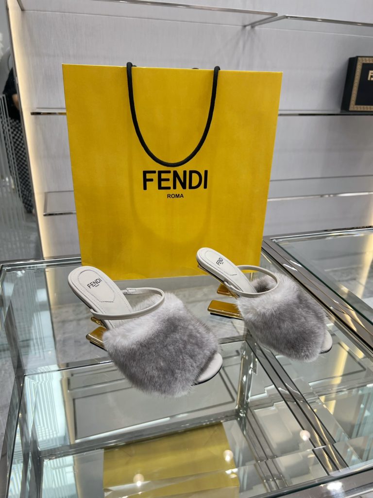 Fendi exclusive source, top original goods!<br>Special G authentic full set of packaging. Made in Italy!<br>Size:34-41, mink, wool, cowhide.