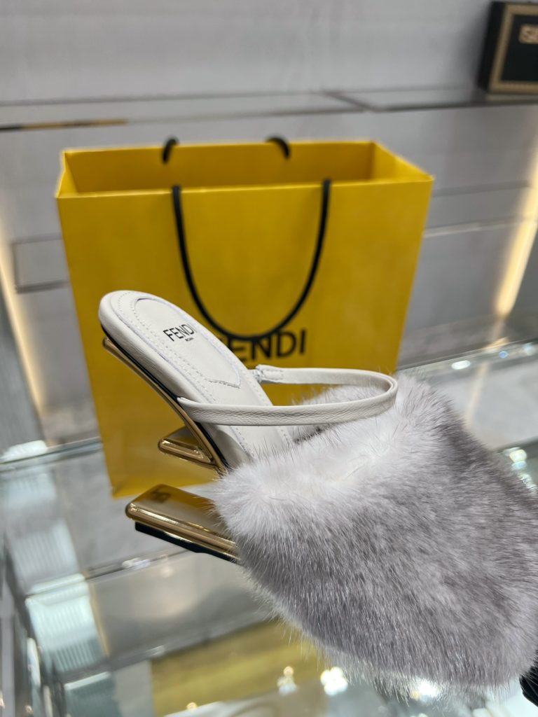 Fendi exclusive source, top original goods!<br>Special G authentic full set of packaging. Made in Italy!<br>Size:34-41, mink, wool, cowhide.