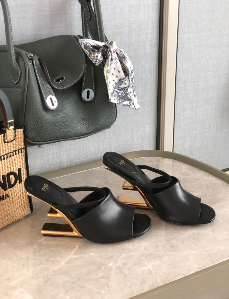 Fendi exclusive source, top original goods!<br>Special G authentic full set of packaging. Made in Italy!<br>Size:34-41, mink, wool, cowhide.