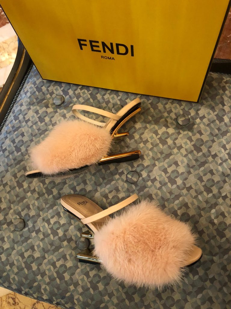 Fendi exclusive source, top original goods!<br>Special G authentic full set of packaging. Made in Italy!<br>Size:34-41, mink, wool, cowhide.