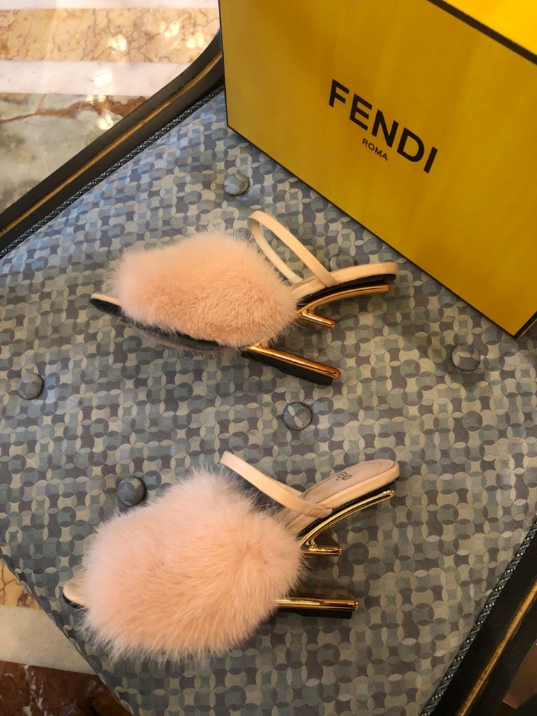 Fendi exclusive source, top original goods!<br>Special G authentic full set of packaging. Made in Italy!<br>Size:34-41, mink, wool, cowhide.