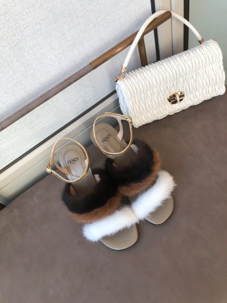 Fendi [T stage catwalk same style] top original goods, mink fur YYDS<br>Fen*i First shoes, the second series of shoes designed by KI'm jones since he became the designer, exclusive source of goods!<br>Original cowhide leather outsole! Top material configuration, luxury goods!<br>size:34-41.