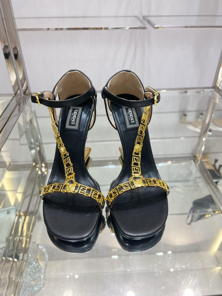 Fendi Fen<em>i+vers</em>e joint First sandals. ♥️ Sexy and advanced! Exclusive source of goods, top original goods!<br>Special G authentic full set of packaging. Made in Italy!<br>size: 34-41