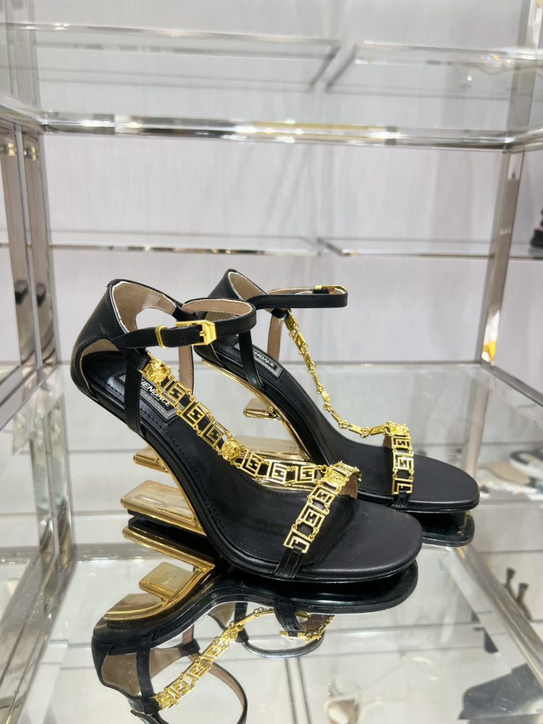 Fendi Fen<em>i+vers</em>e joint First sandals. ♥️ Sexy and advanced! Exclusive source of goods, top original goods!<br>Special G authentic full set of packaging. Made in Italy!<br>size: 34-41