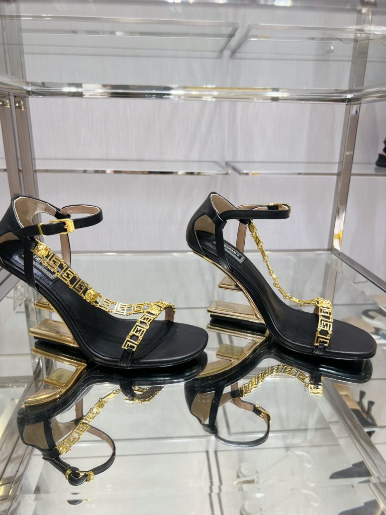 Fendi Fen<em>i+vers</em>e joint First sandals. ♥️ Sexy and advanced! Exclusive source of goods, top original goods!<br>Special G authentic full set of packaging. Made in Italy!<br>size: 34-41