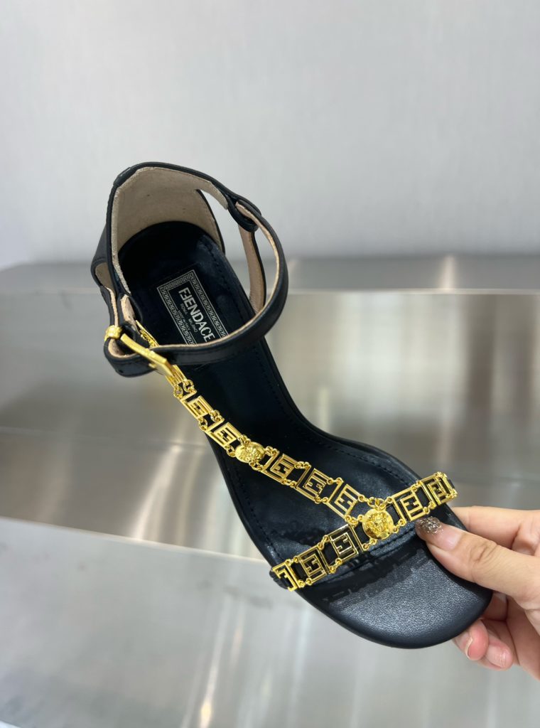 Fendi Fen<em>i+vers</em>e joint First sandals. ♥️ Sexy and advanced! Exclusive source of goods, top original goods!<br>Special G authentic full set of packaging. Made in Italy!<br>size: 34-41